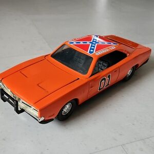 1981 ERTL Dukes of Hazzard General Lee model car--READ ALL DETAILS